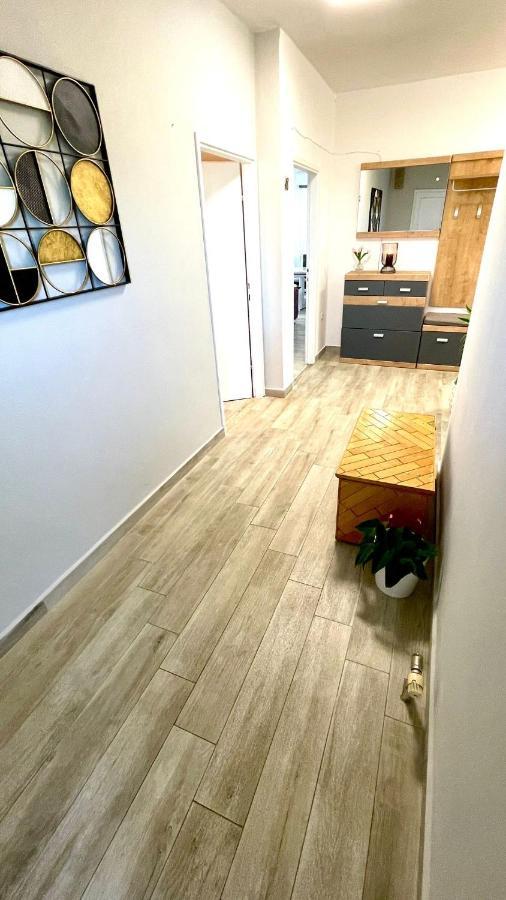 Apartment For 6 + Free Parking Place Zára Kültér fotó