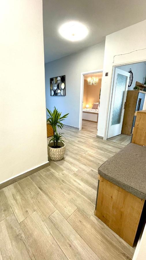 Apartment For 6 + Free Parking Place Zára Kültér fotó