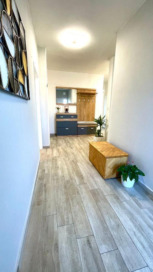 Apartment For 6 + Free Parking Place Zára Kültér fotó