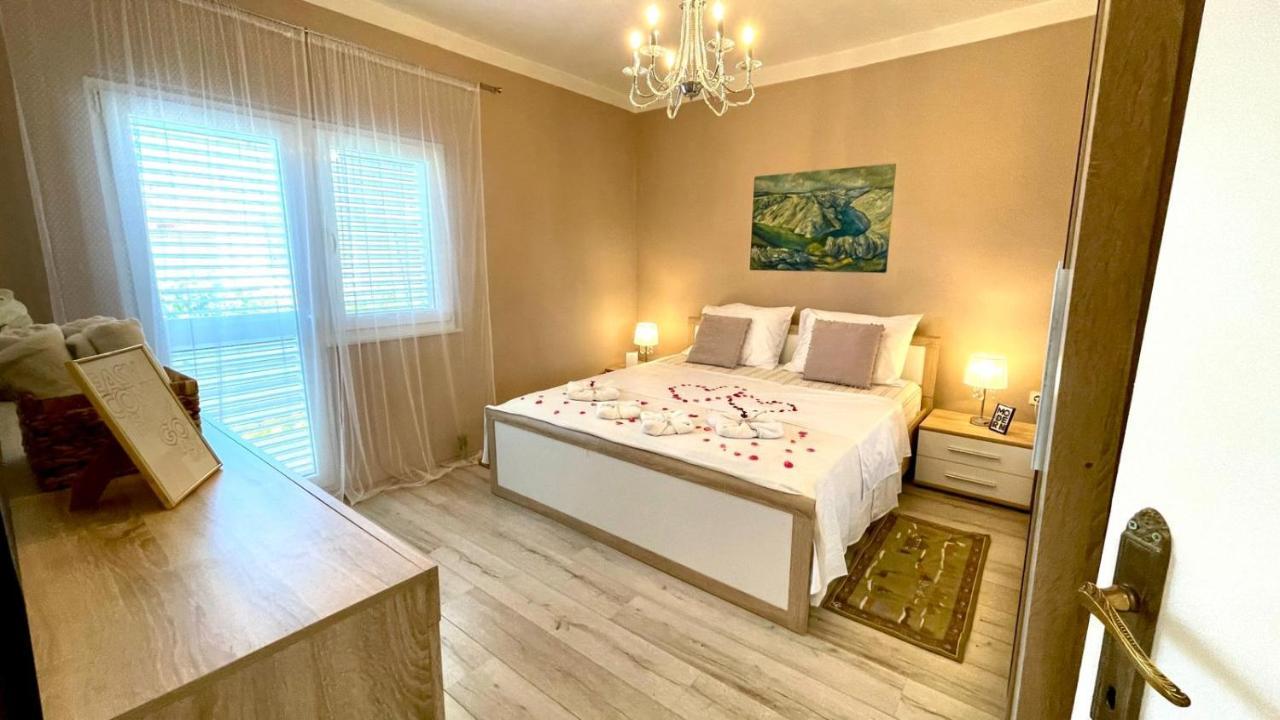 Apartment For 6 + Free Parking Place Zára Kültér fotó