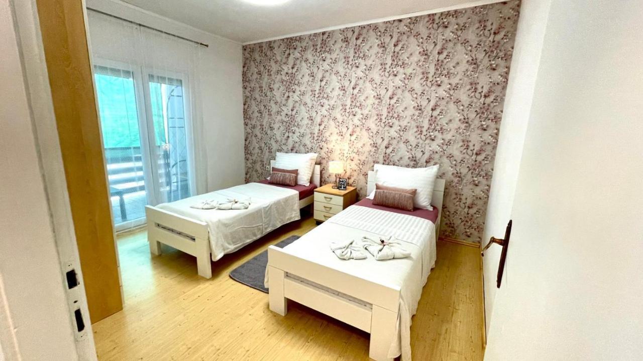 Apartment For 6 + Free Parking Place Zára Kültér fotó