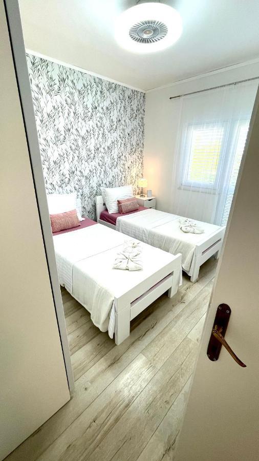 Apartment For 6 + Free Parking Place Zára Kültér fotó