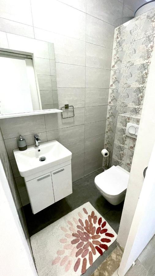 Apartment For 6 + Free Parking Place Zára Kültér fotó